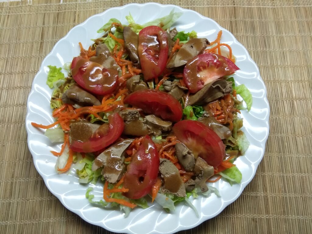 Фото рецепта - Салат с куриной печенью и овощами - шаг 6