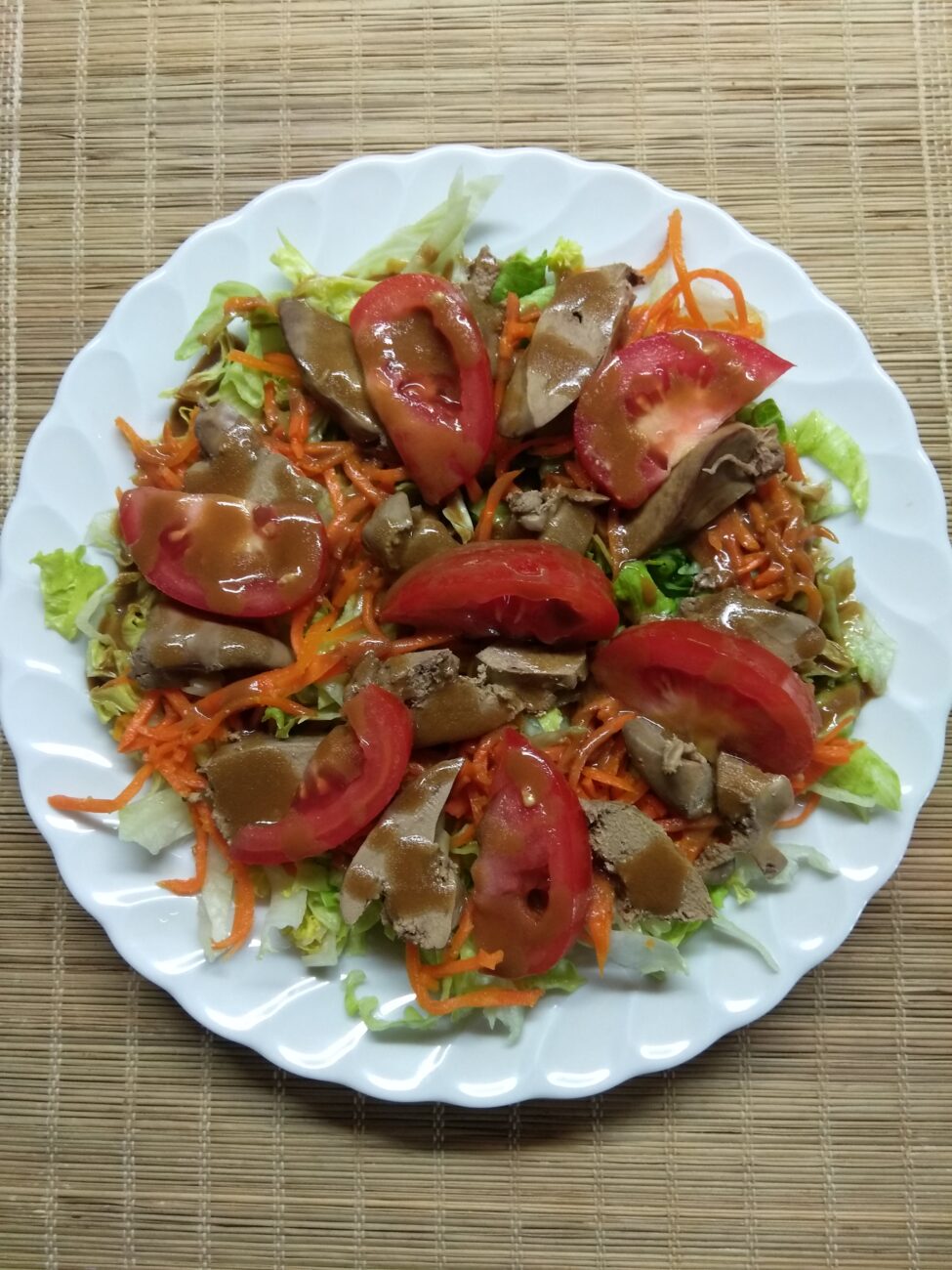 Салат с куриной печенью и овощами