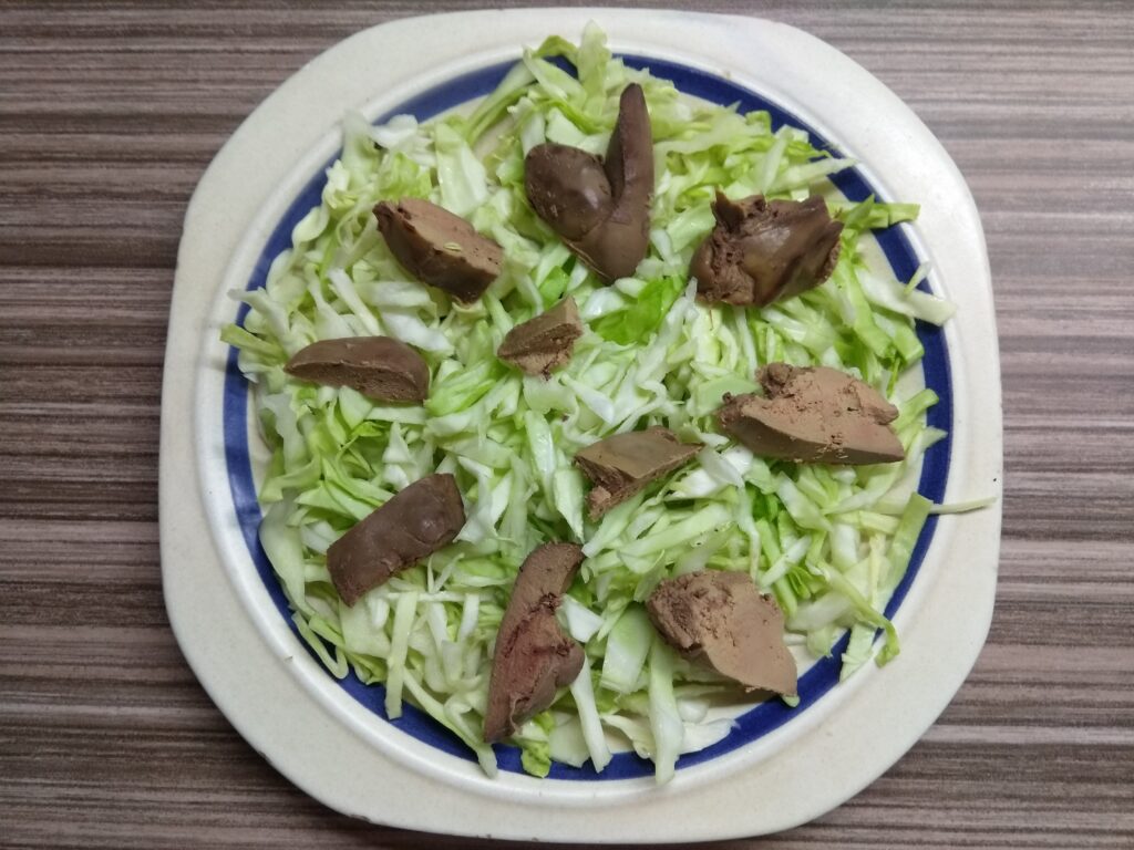 Фото рецепта - Салат с капустой, куриной печенью и клубникой - шаг 3