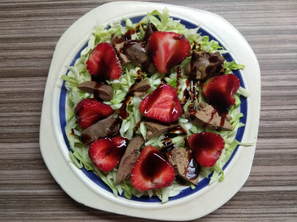 Фото рецепта - Салат с капустой, куриной печенью и клубникой - шаг 5