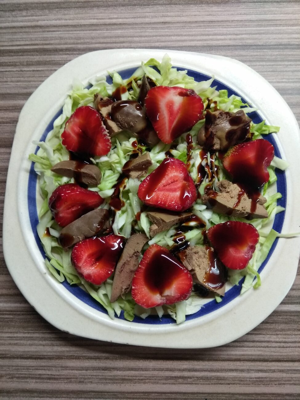 Салат с капустой, куриной печенью и клубникой