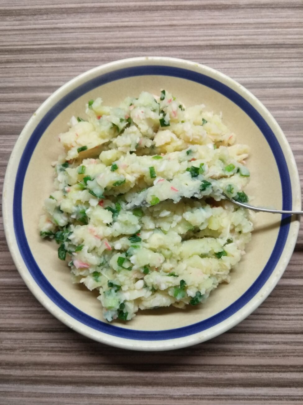 Картофельное пюре с крабовыми палочками и сыром