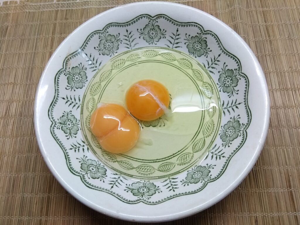 Фото рецепта - Омлет с колбасой и морковкой по-корейски - шаг 1