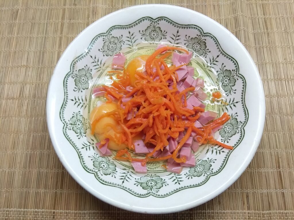 Фото рецепта - Омлет с колбасой и морковкой по-корейски - шаг 3