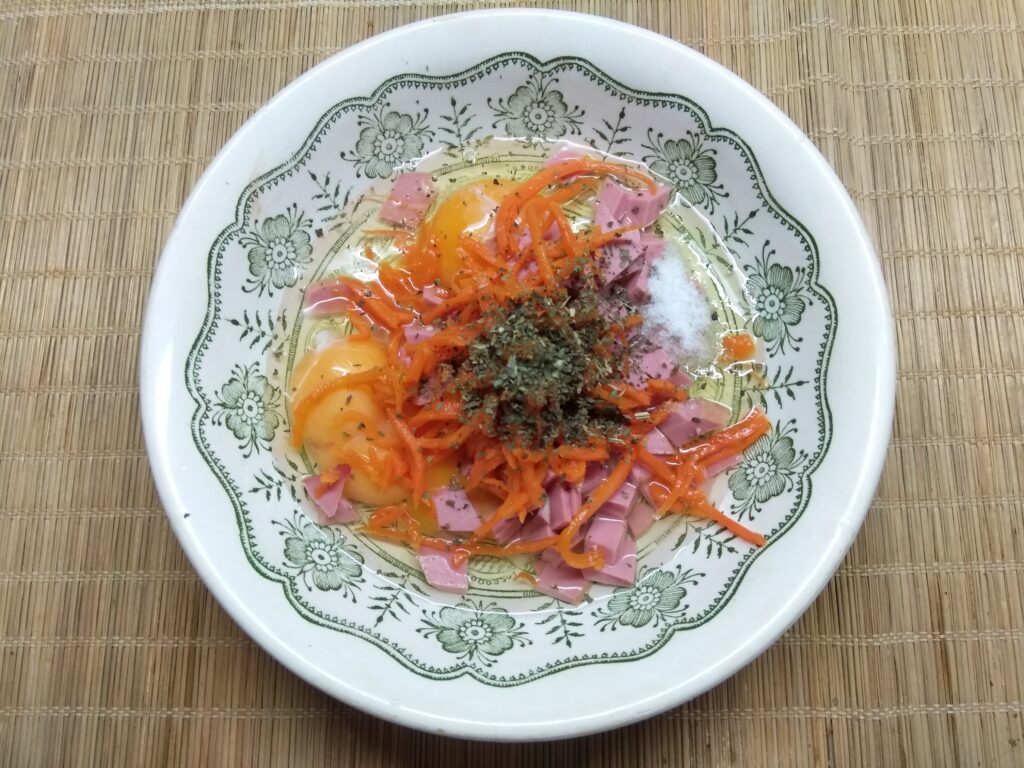 Фото рецепта - Омлет с колбасой и морковкой по-корейски - шаг 4