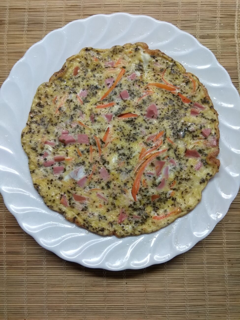 Омлет с колбасой и морковкой по-корейски