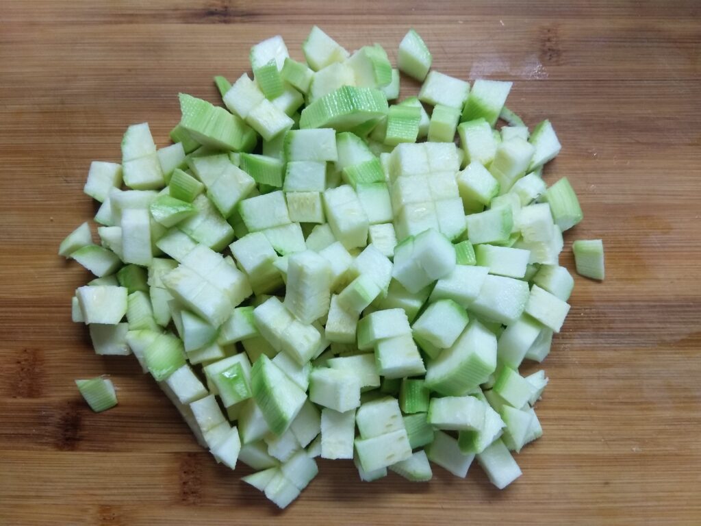 Фото рецепта - Салат с колбасой, кабачками, огурцами и сыром Радомер - шаг 4