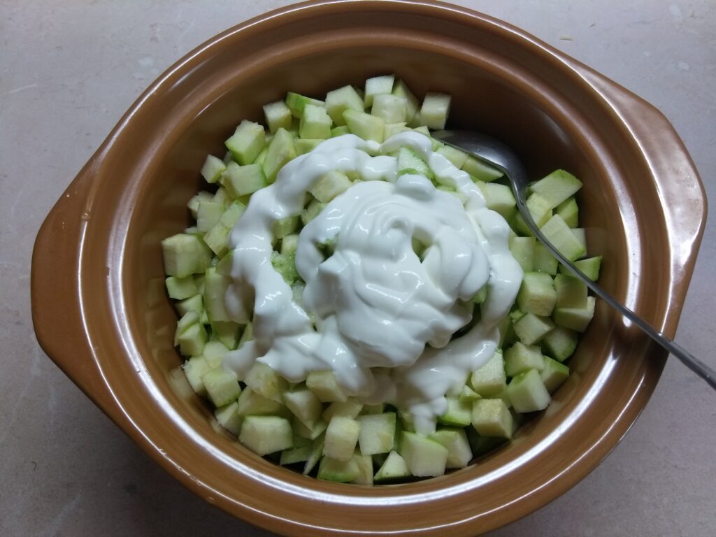 Фото рецепта - Салат с колбасой, кабачками, огурцами и сыром Радомер - шаг 5