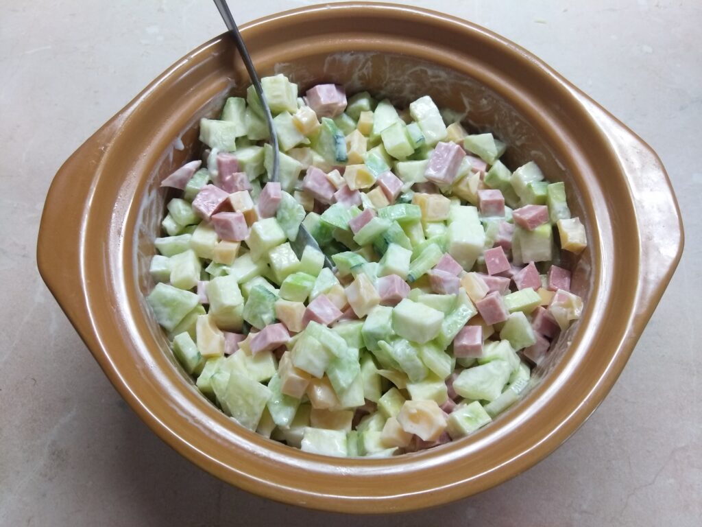 Фото рецепта - Салат с колбасой, кабачками, огурцами и сыром Радомер - шаг 6