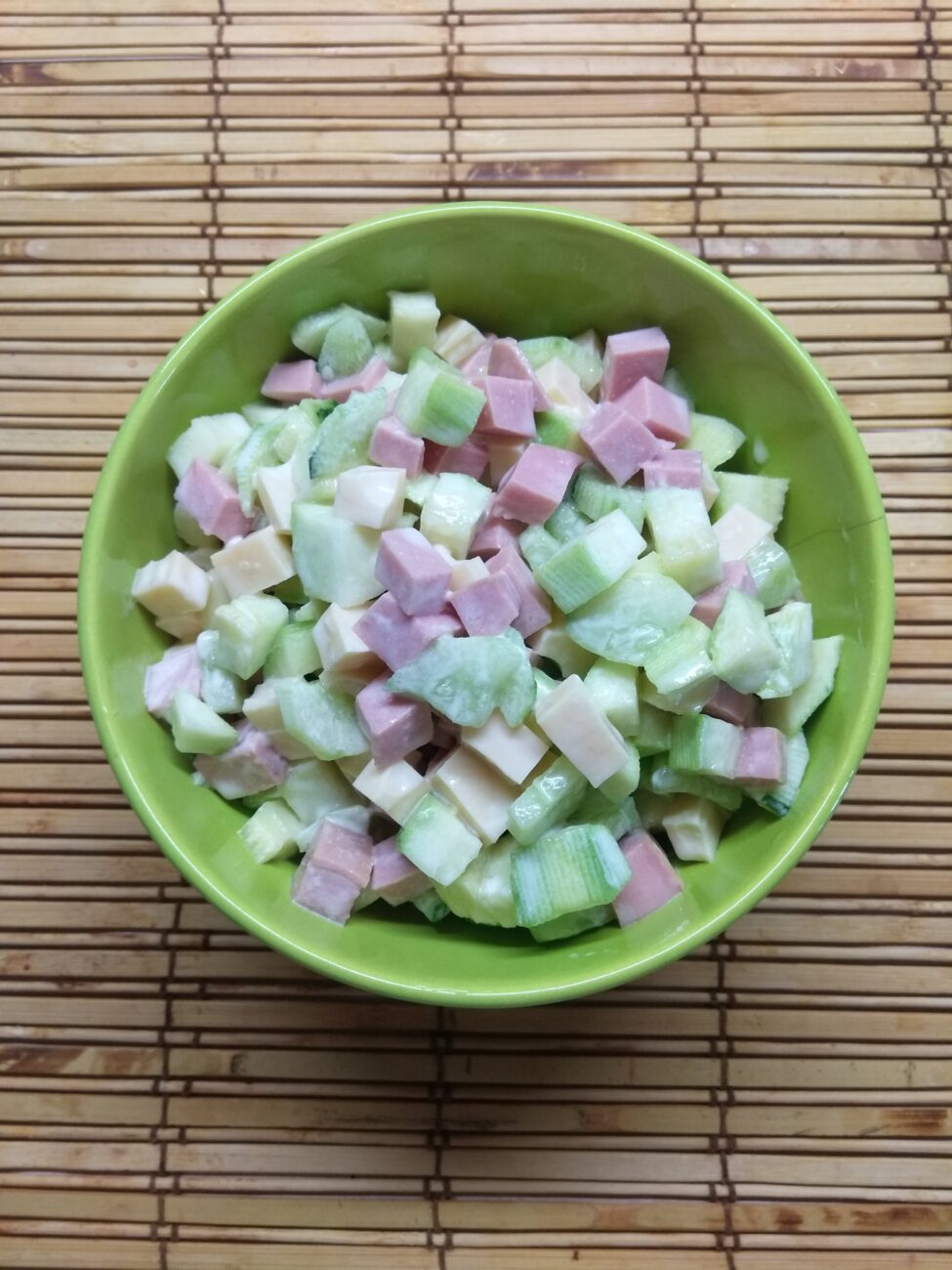 Салат с колбасой, кабачками, огурцами и сыром Радомер