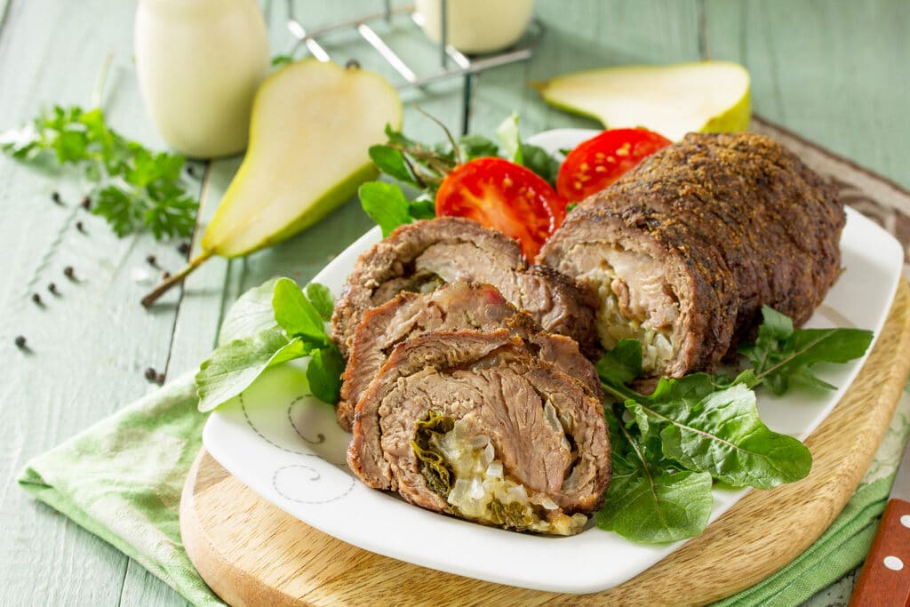 Фото рецепта - Мясной рулет с грушей и шпинатом - шаг 7