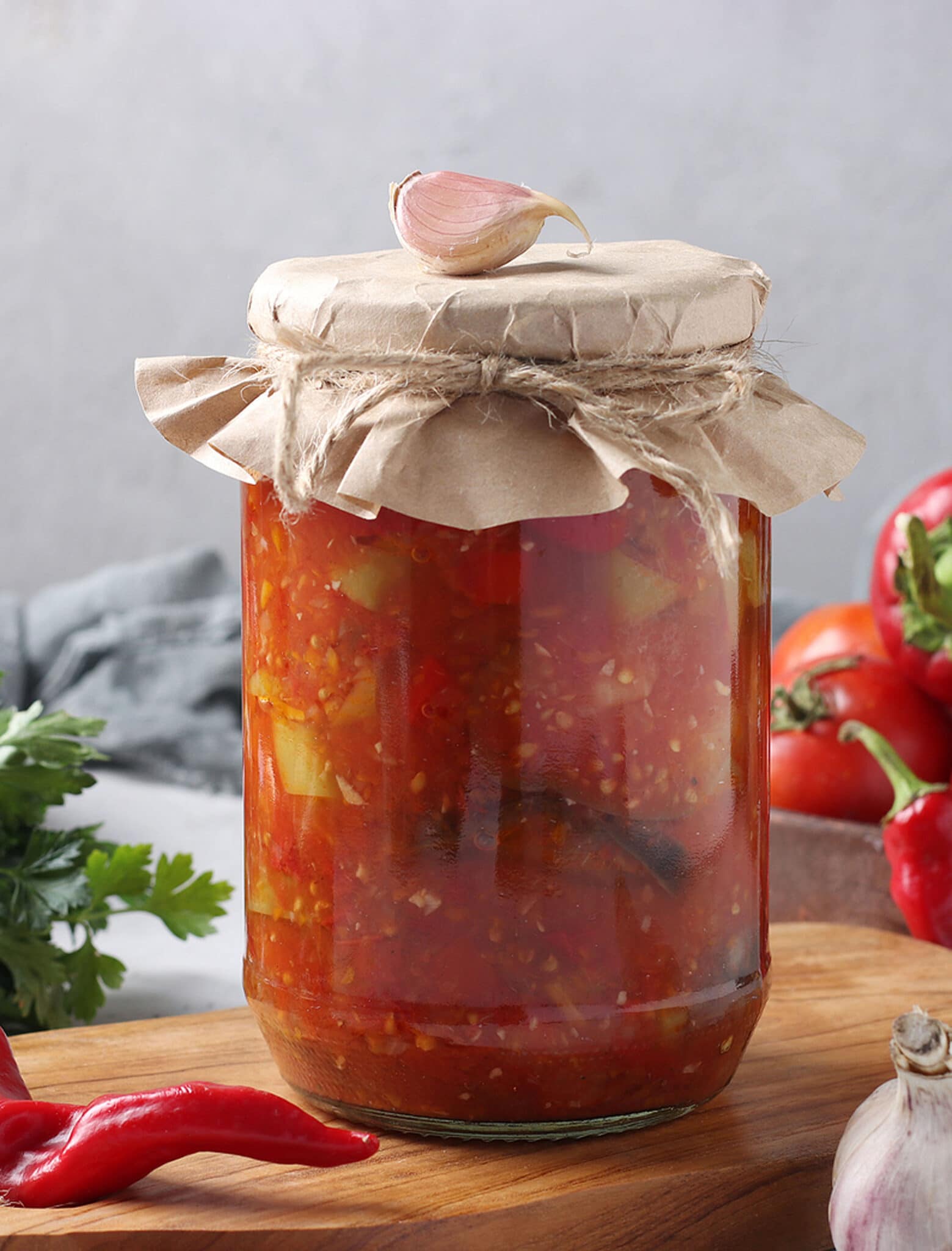 Маринованная капуста на зиму. Квашеная капуста с водочкой. Квашеная капуста на зиму. Капуста соленая в банке. Капуста квашеная.