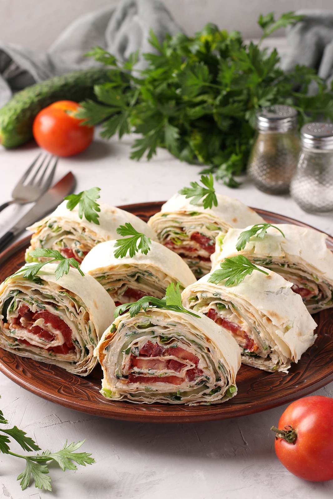 Рулет из лаваша с огурцами, помидорами и сыром рецепт с