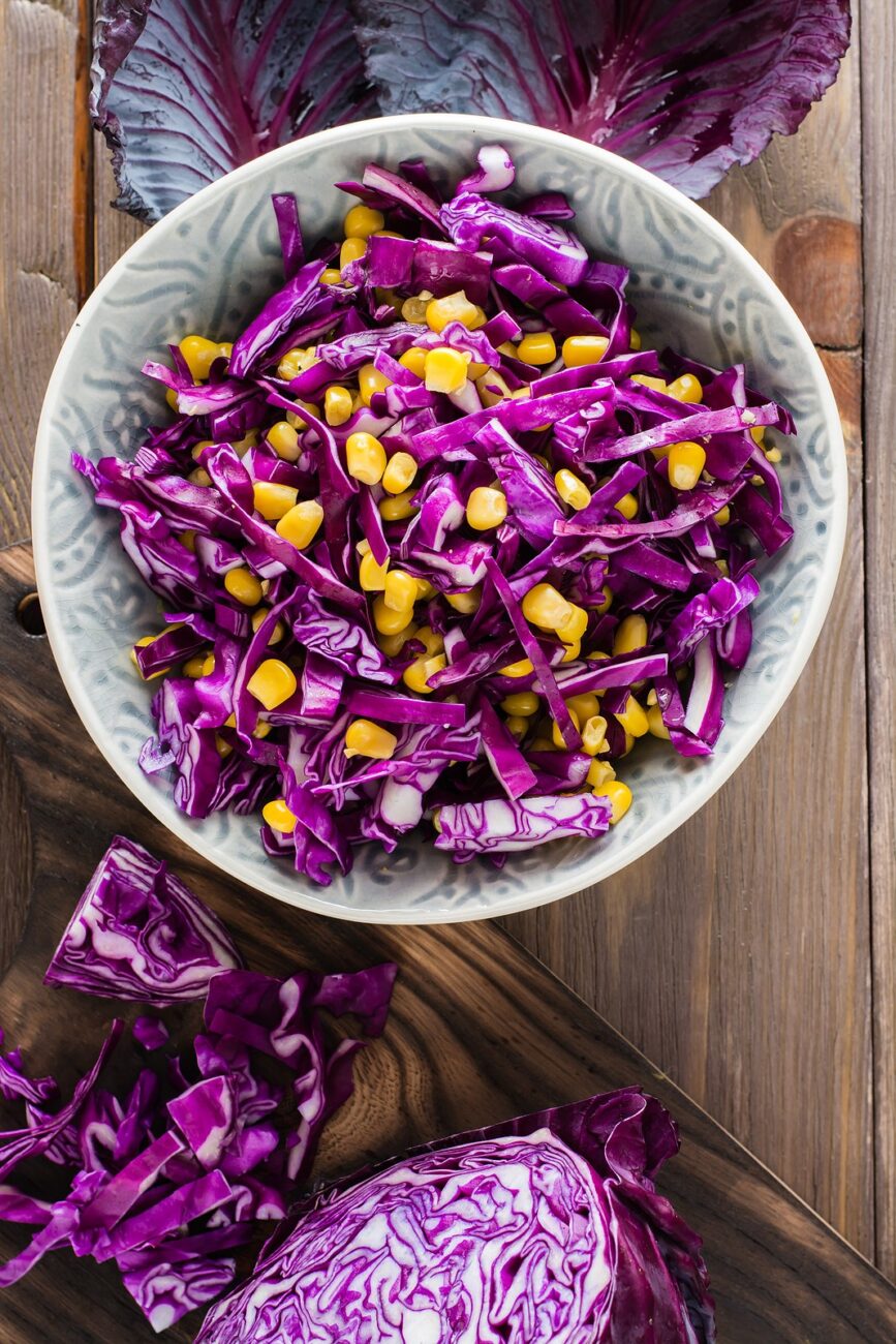 Салат из капусты и кукурузы