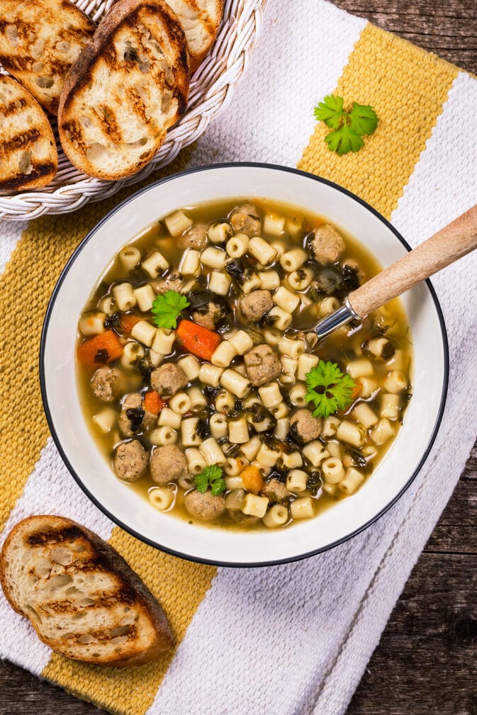 Фото рецепта - Суп с фрикадельками, пастой и шпинатом - шаг 10