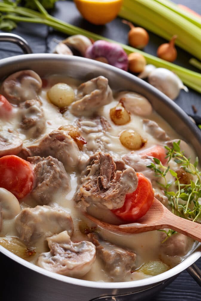 Фото рецепта - Тушеное мясо с грибами и помидорами в сливочном соусе - шаг 7
