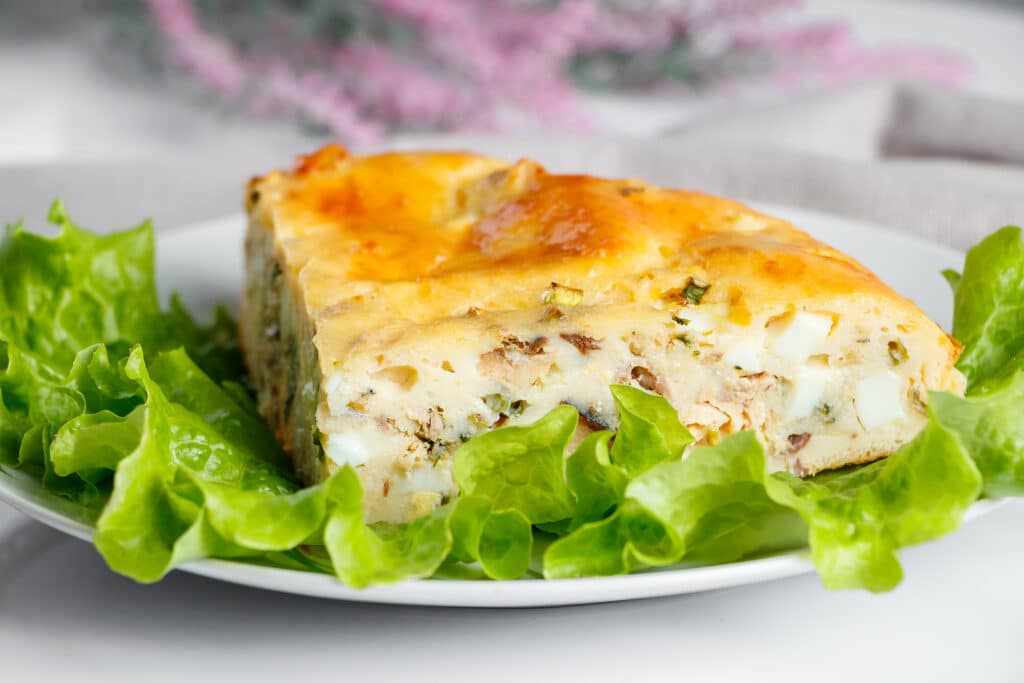 Фото рецепта - Заливной рыбный пирог с яйцами и зеленым луком - шаг 6