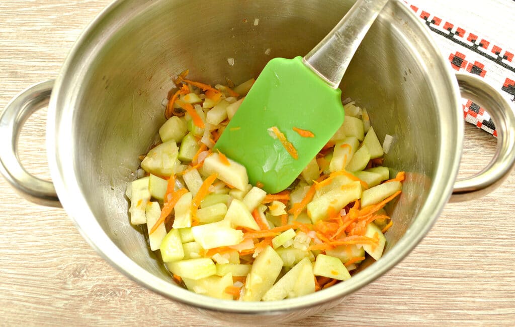 Фото рецепта - Гречневая каша с кабачками и овощами - шаг 2