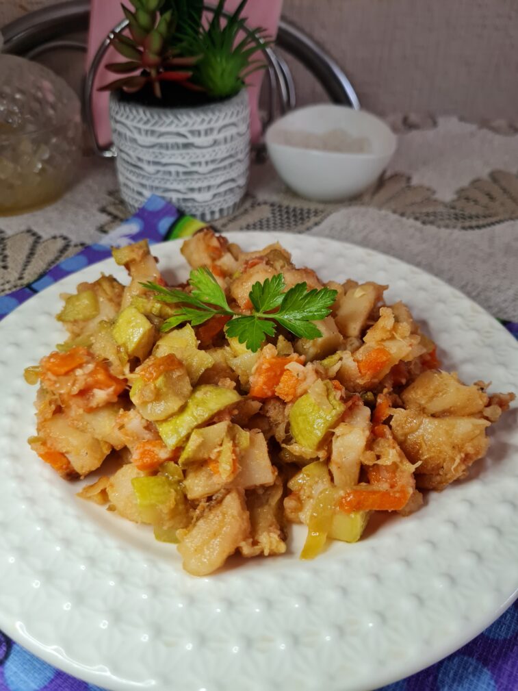 Овощное рагу с кабачком и картофелем на сковороде