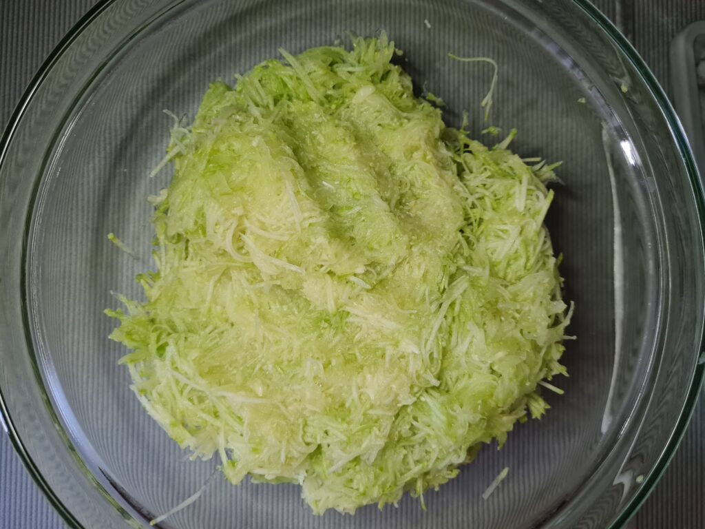 Фото рецепта - Рулет из кабачков с плавным сыром и помидорами - шаг 1
