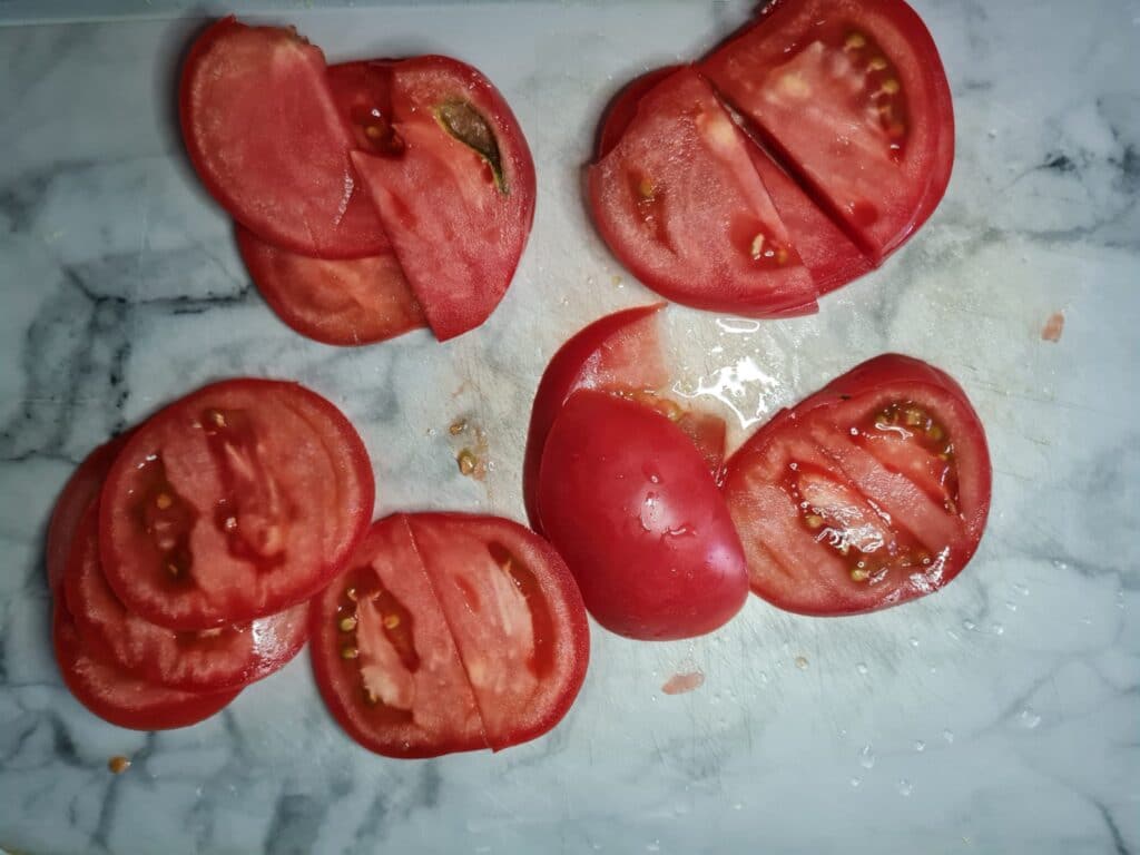 Фото рецепта - Рулет из кабачков с плавным сыром и помидорами - шаг 6