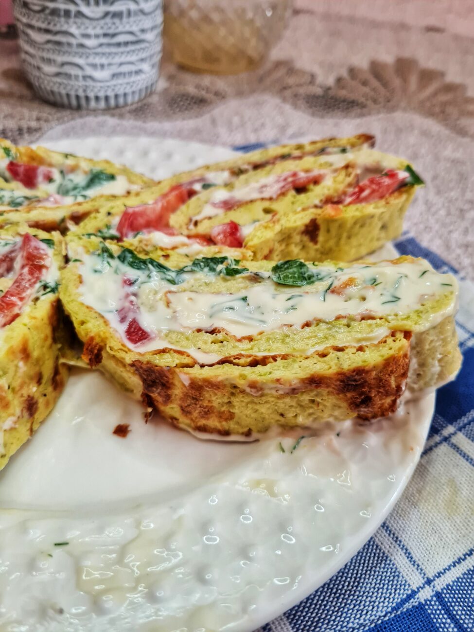 Рулет из кабачков с плавным сыром и помидорами