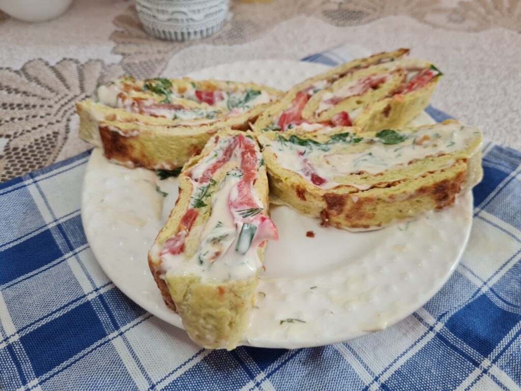 Фото рецепта - Рулет из кабачков с плавным сыром и помидорами - шаг 9