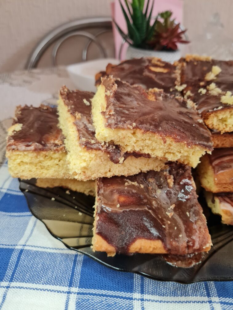 Песочный пирог со сгущенкой и шоколадной глазурью