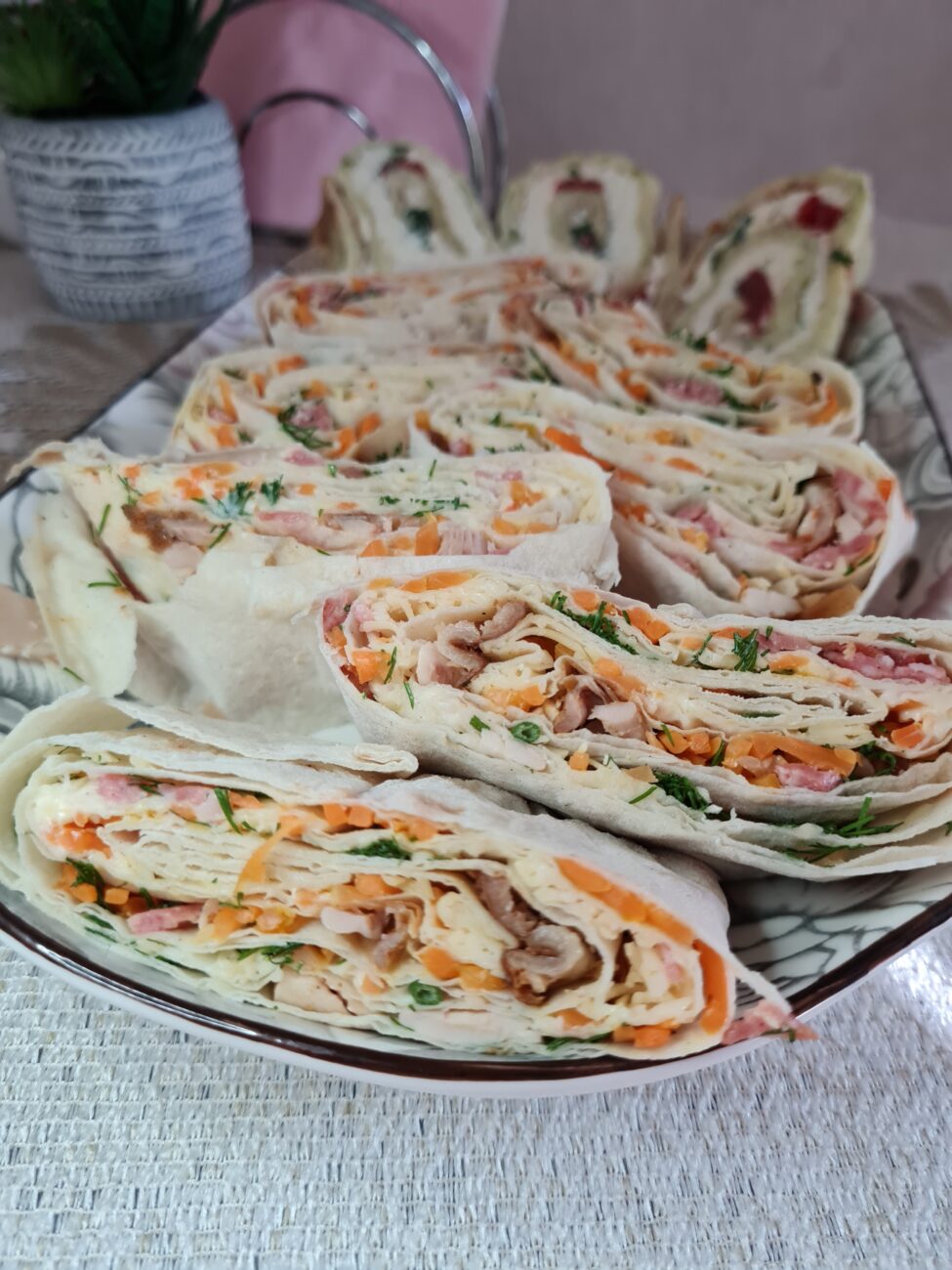 Рулет из лаваша с копченой колбасой и корейской морковью