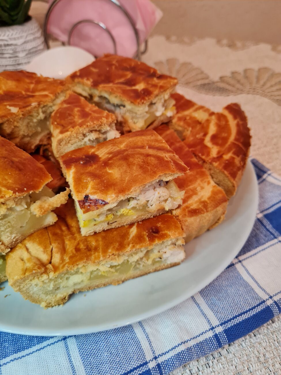 Курник с картофелем, луком и куриной грудкой