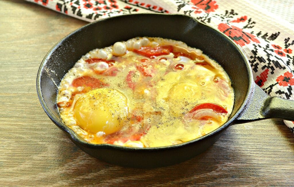 Фото рецепта - Яичница с луком, помидорами и зеленью - шаг 4