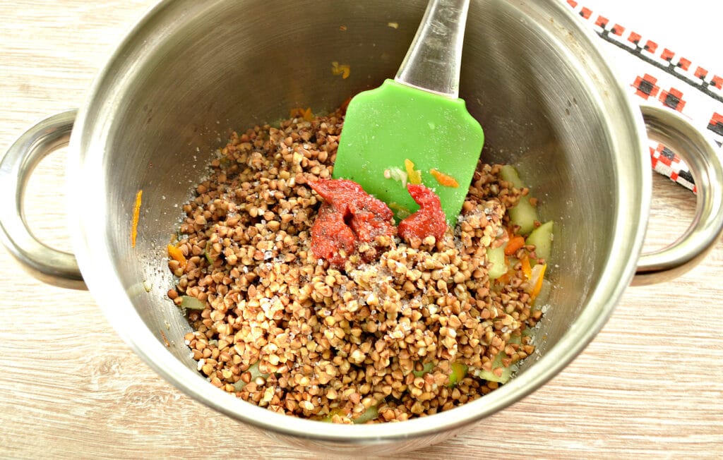 Фото рецепта - Гречневая каша с кабачками и овощами - шаг 4