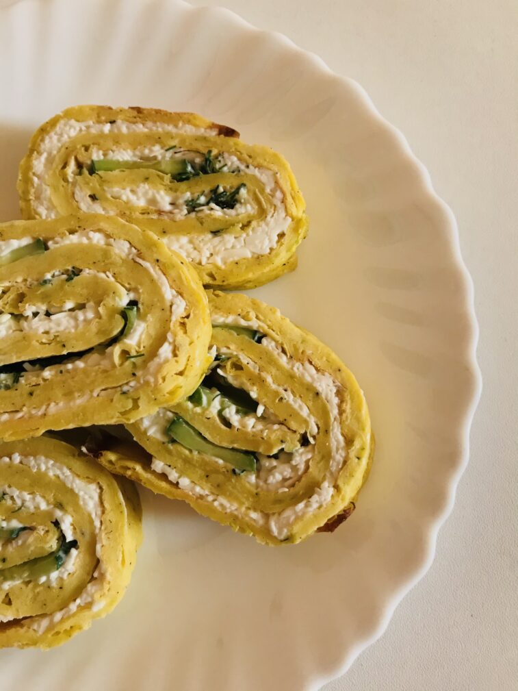 Рулет из кабачков с огурцом и сыром