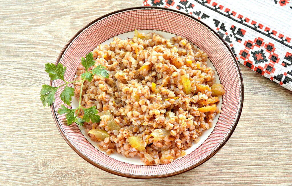Фото рецепта - Гречневая каша с кабачками и овощами - шаг 7