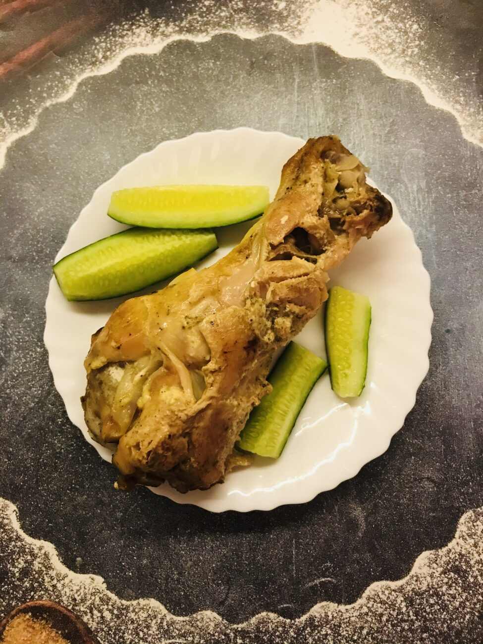 Индейка, запечённая в духовке с луком и чесноком
