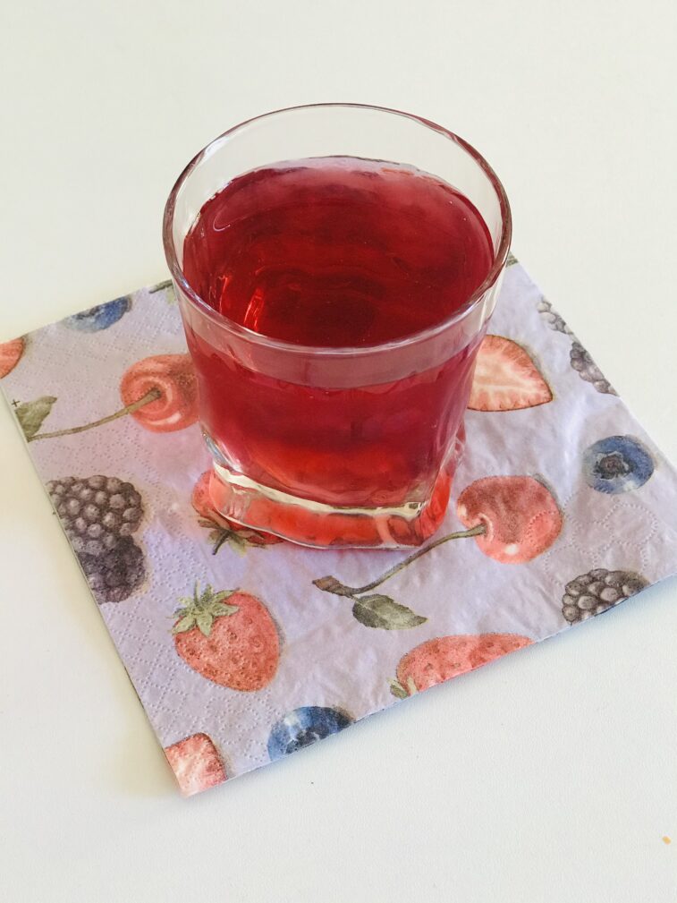 Компот из желтой черешни, малины и смородины