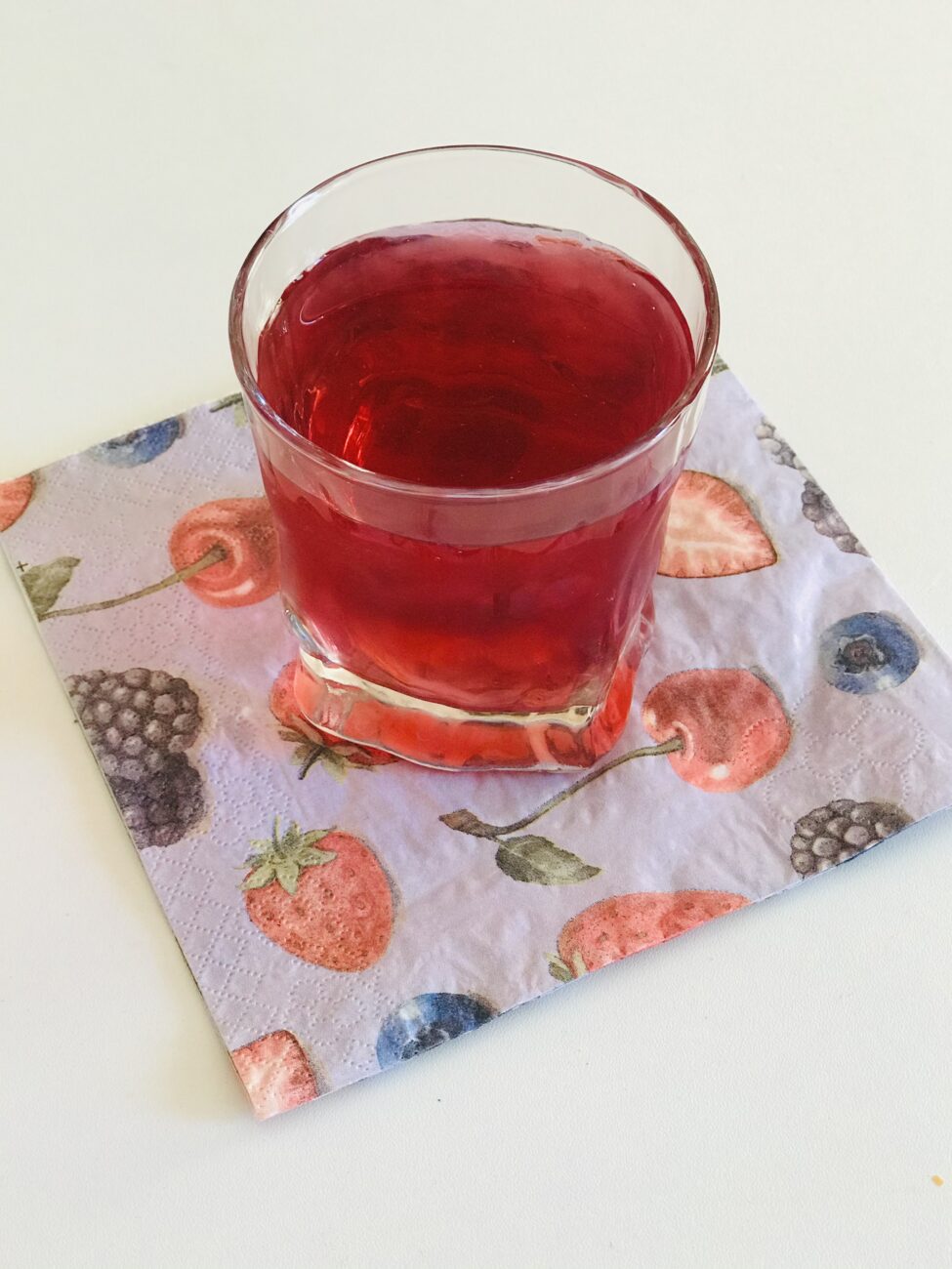 Компот из желтой черешни, малины и смородины