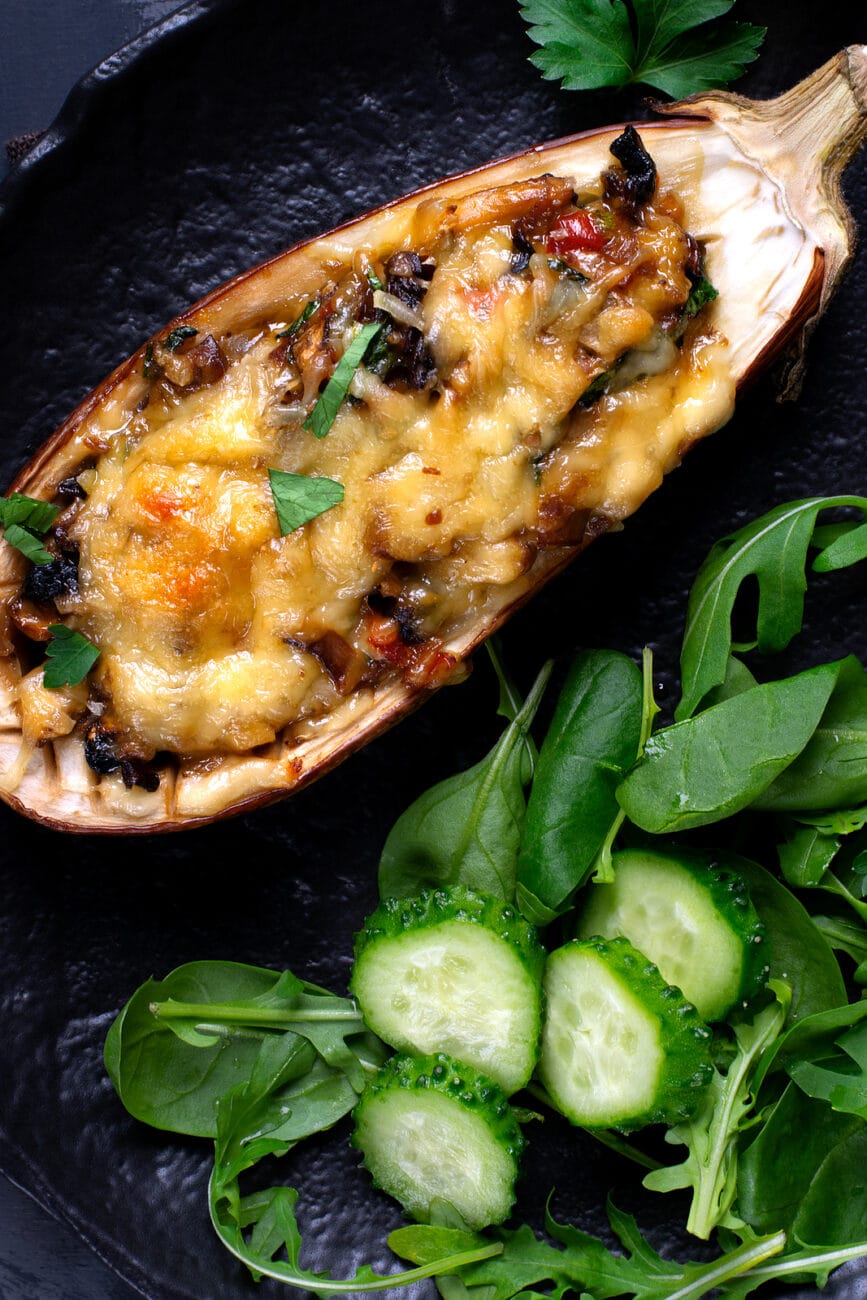 Фаршированные половинки баклажанов с грибами и овощами