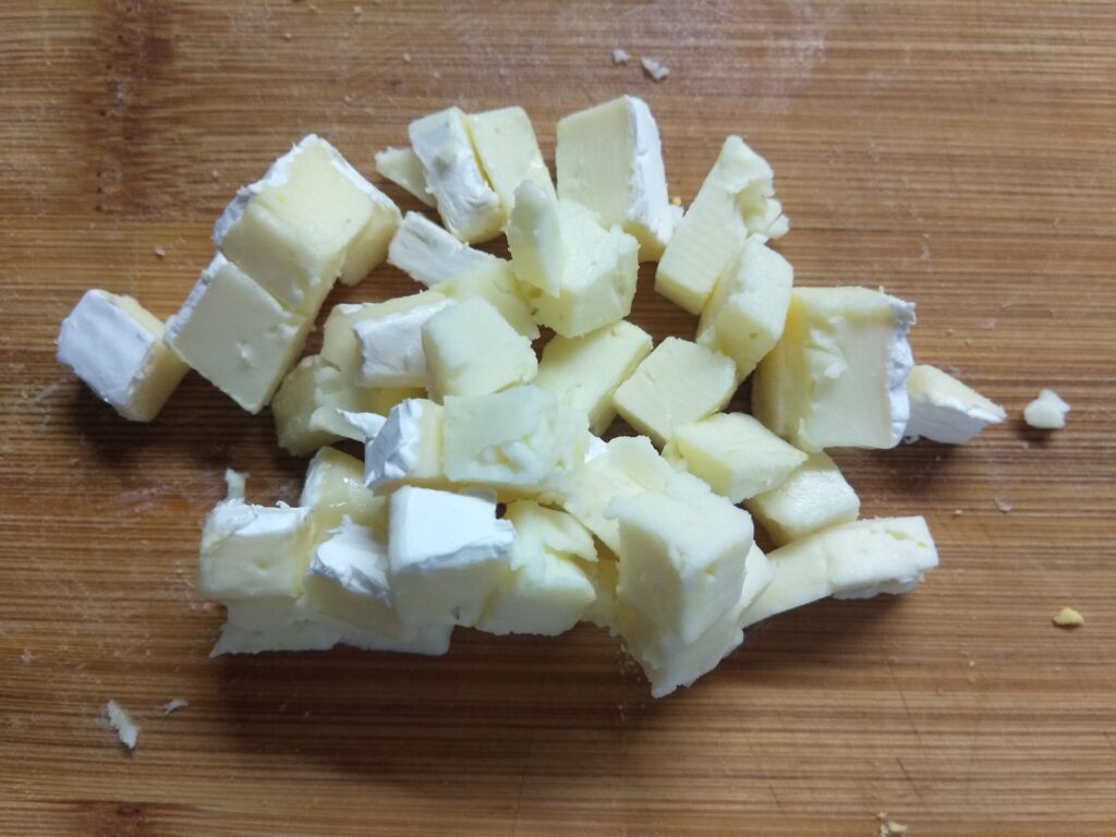 Фото рецепта - Салат с крабовыми палочками, яблоками и кукурузой - шаг 5