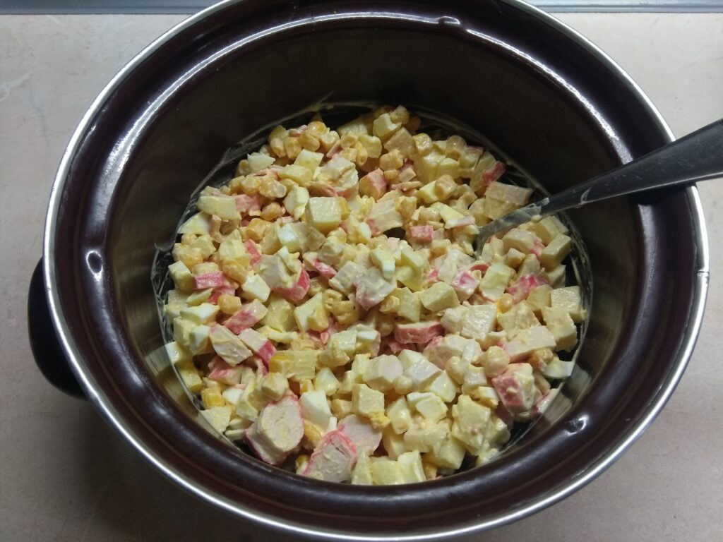 Фото рецепта - Салат с крабовыми палочками, яблоками и кукурузой - шаг 6