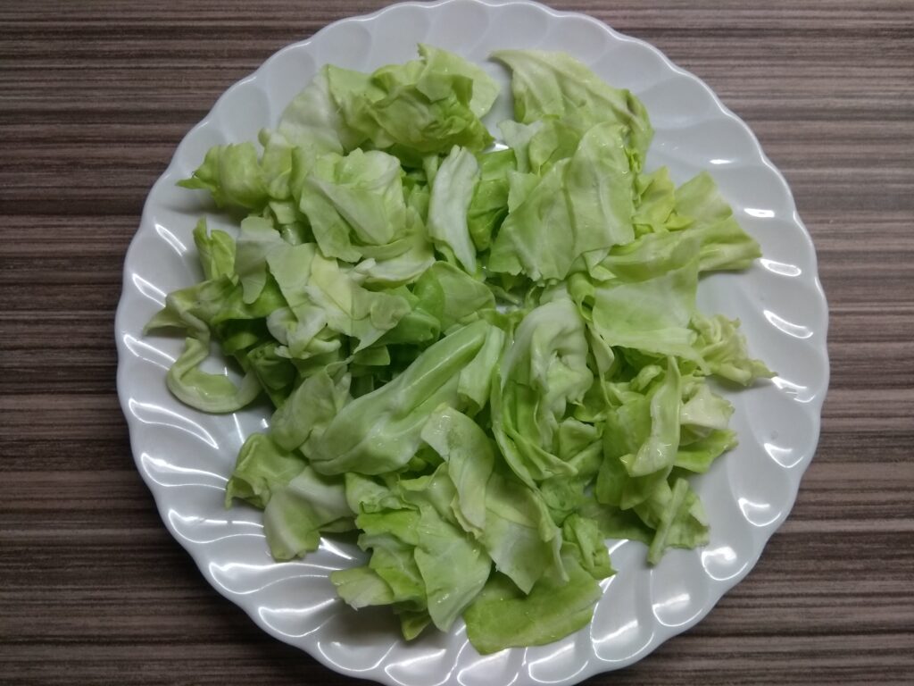 Фото рецепта - Куриный салат с капустой и яйцами - шаг 1