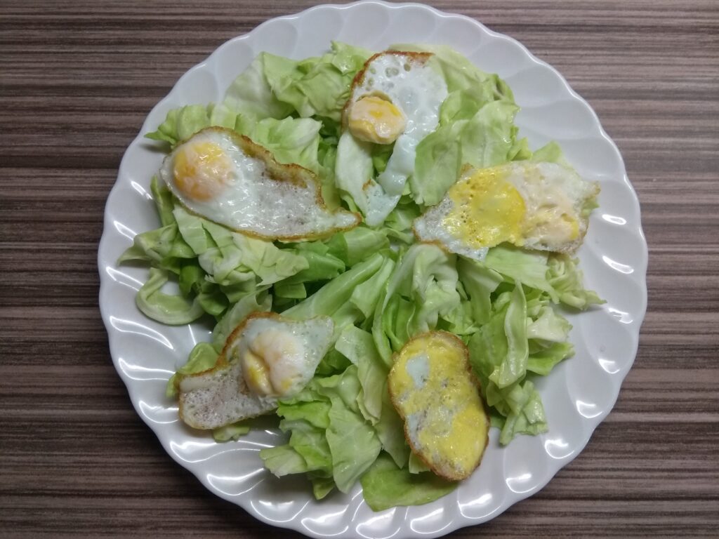 Фото рецепта - Куриный салат с капустой и яйцами - шаг 2
