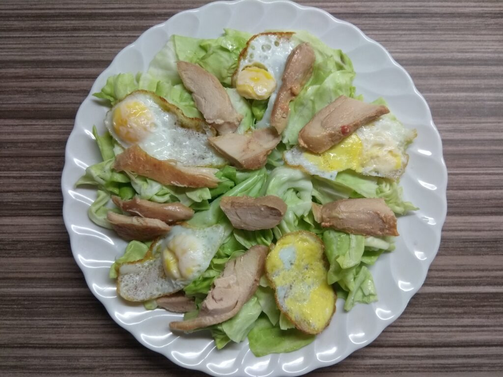 Фото рецепта - Куриный салат с капустой и яйцами - шаг 3