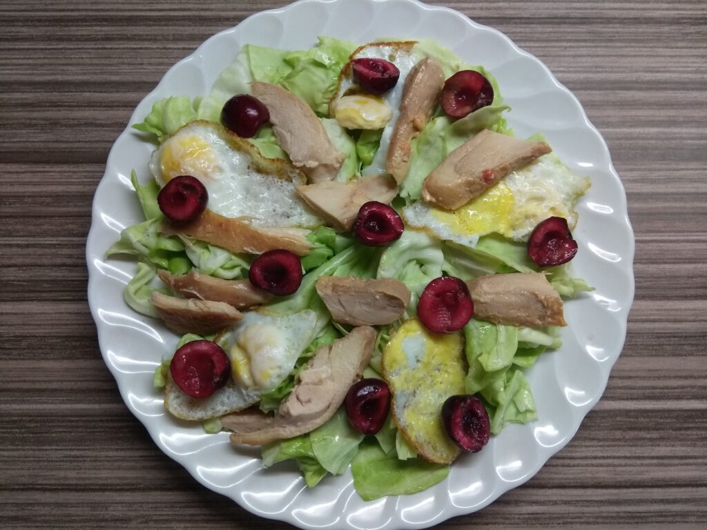Фото рецепта - Куриный салат с капустой и яйцами - шаг 4