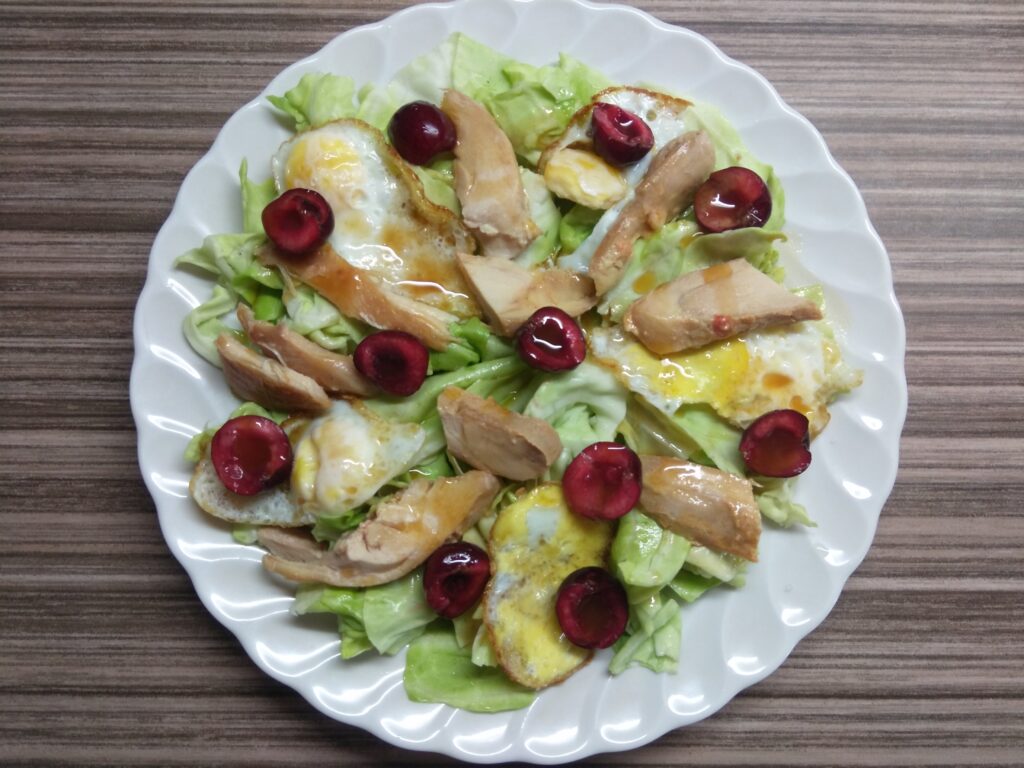 Фото рецепта - Куриный салат с капустой и яйцами - шаг 6