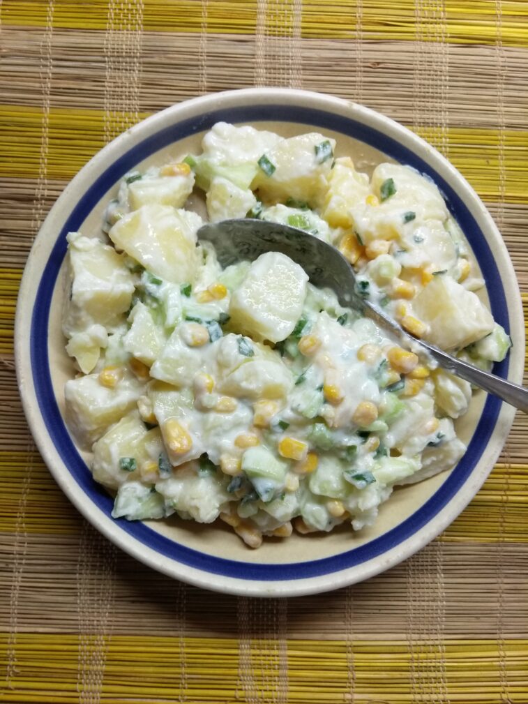 Картофельный салат с кукурузой, огурцами и зеленым луком