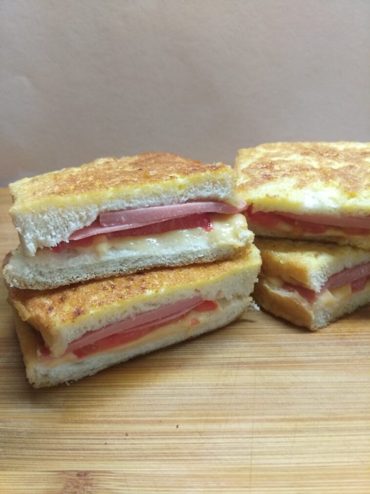 Гренки с колбасой, помидорами и сыром