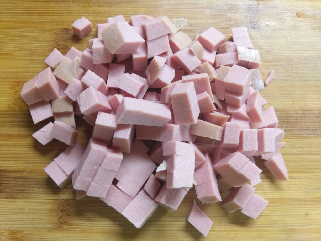 Фото рецепта - Капустный салат с колбасой, помидорами и пармезаном - шаг 1