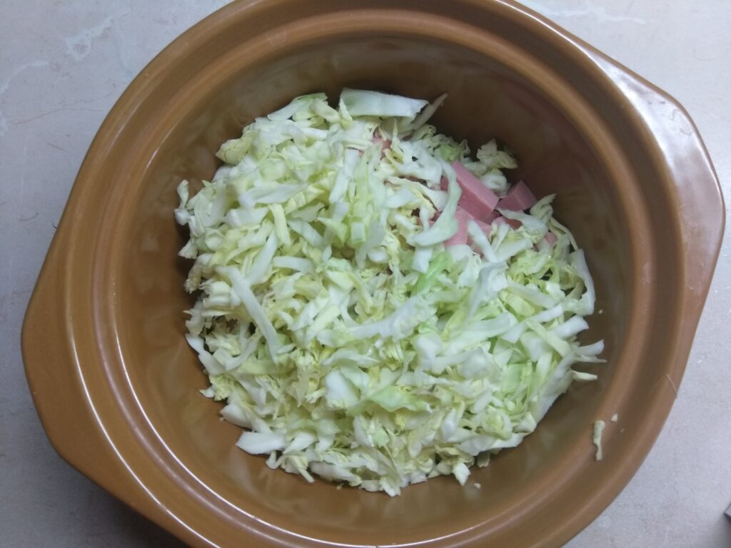 Фото рецепта - Капустный салат с колбасой, помидорами и пармезаном - шаг 2