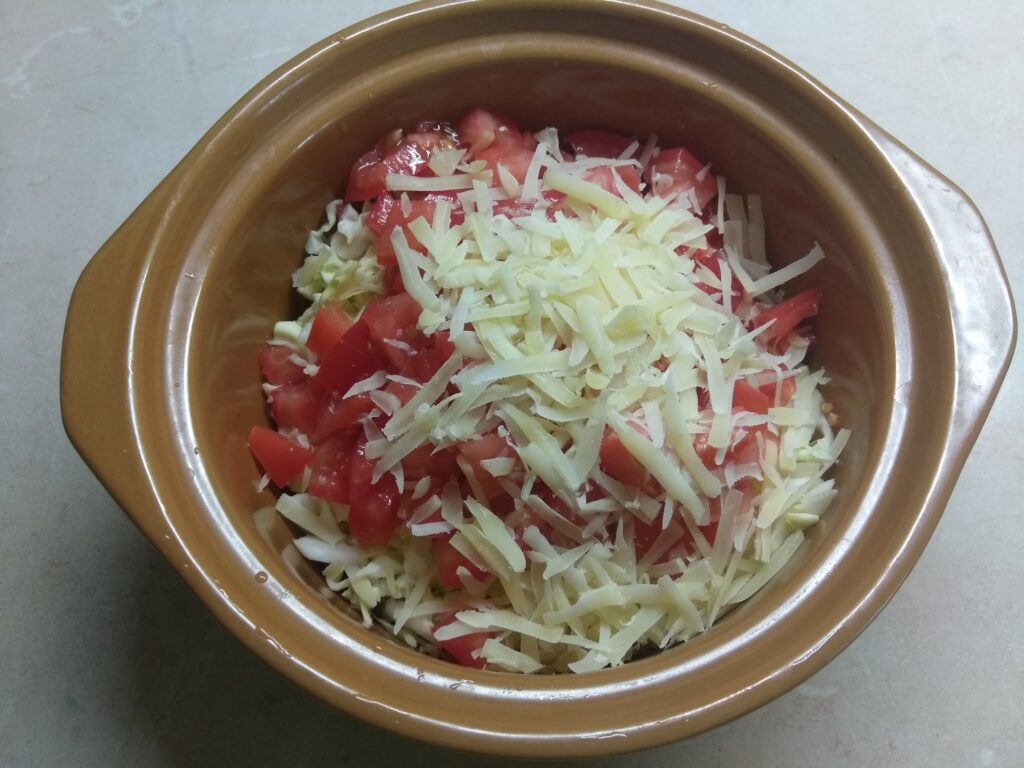 Фото рецепта - Капустный салат с колбасой, помидорами и пармезаном - шаг 4